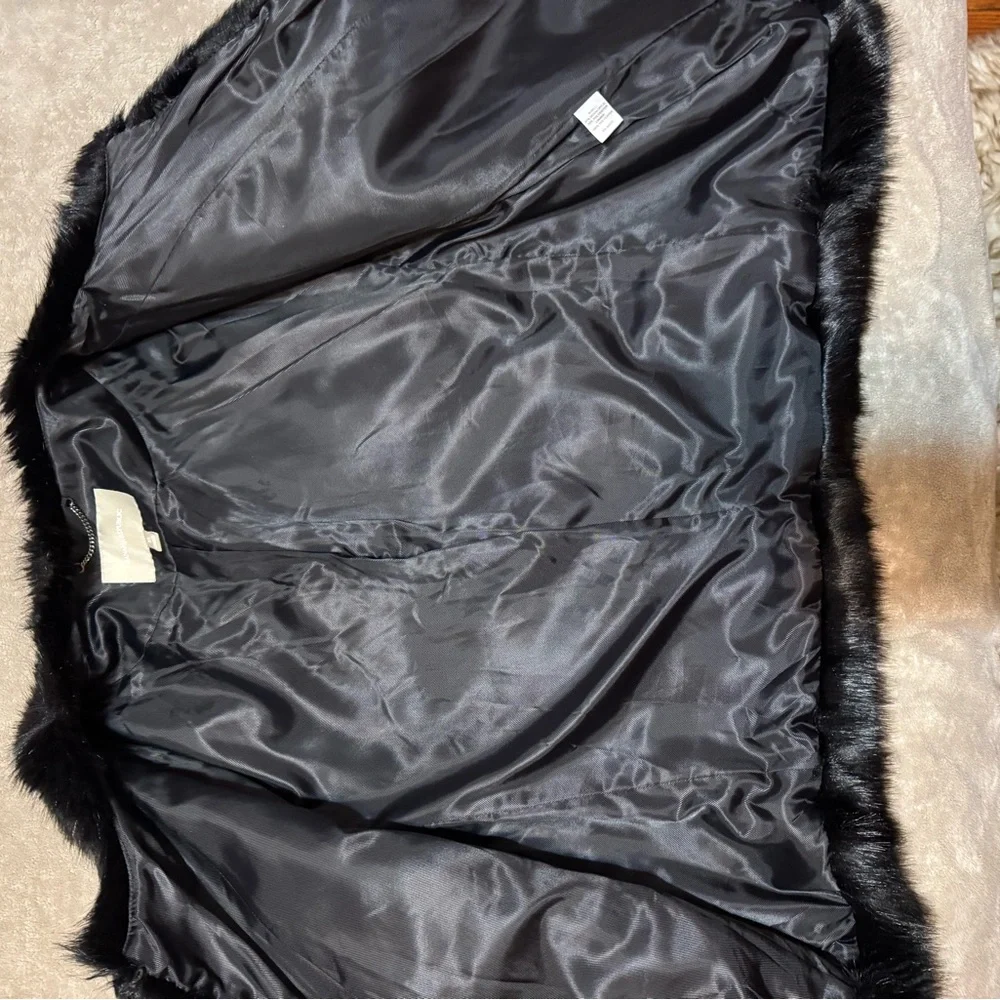 Banana Republic Black Faux Elegant Fur. - Picture 5 of 5